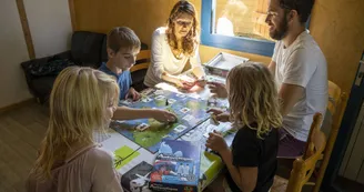 locatifs-interieur-jeux-famille-camping-coulvee-chemille-en-anjou locatifs-interieur-jeux-famille-camping-coulvee-chemille-en-anjou