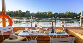 Toue-cabanée-insolite-loire-liré-mauges-dejeuner-vue-loire Toue-cabanée-insolite-loire-liré-mauges-dejeuner-vue-loire