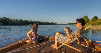 Toue-cabanée-insolite-loire-liré-terrasse-famille Toue-cabanée-insolite-loire-liré-terrasse-famille