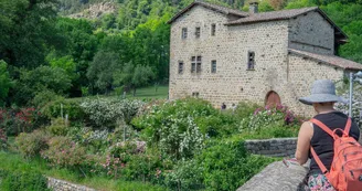 Roseraie de l'enclos de Clastres Roseraie de l'enclos de Clastres