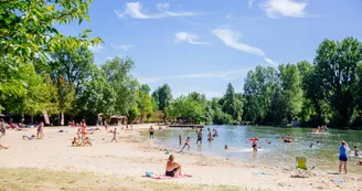 Aire de pique-nique en bord de Dronne à Aubeterre sur dronne Aire de pique-nique en bord de Dronne à Aubeterre sur dronne