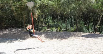 Aire de pique nique et aire de jeux sur le Grand site de l'Aven d'Orgnac Aire de pique nique et aire de jeux sur le Grand site de l'Aven d'Orgnac