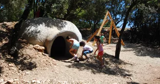 Aire de pique nique et aire de jeux sur le Grand site de l'Aven d'Orgnac Aire de pique nique et aire de jeux sur le Grand site de l'Aven d'Orgnac