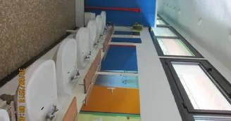 Sanitaires grand côté Sanitaires grand côté