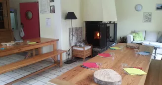 Gîte de Lhers - Salle à manger, salon et cheminée Gîte de Lhers - Salle à manger, salon et cheminée