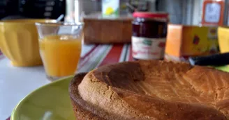 Petit-dej---gateau---Gite-Aire-Zabal---Bidarray Petit-dej---gateau---Gite-Aire-Zabal---Bidarray