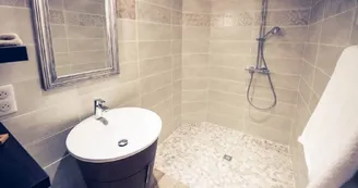 SDB chambre rotin.jpg SDB chambre rotin.jpg