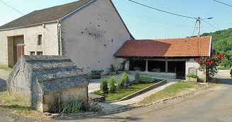 Fontaine-lavoir de Gilley Fontaine-lavoir de Gilley