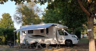Emplacement dédié au camping-cars dans le camping de Cernay Emplacement dédié au camping-cars dans le camping de Cernay