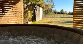 Le pré Bohem: Jacuzzi insolite en Camargue_Arles Le pré Bohem: Jacuzzi insolite en Camargue_Arles