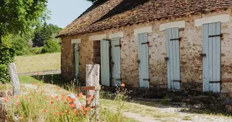 la-bastide-sfeerfoto-pad naar het-speelveld-met-zwembad-mooie-franse-blauwe-deurtjes-430 la-bastide-sfeerfoto-pad naar het-speelveld-met-zwembad-mooie-franse-blauwe-deurtjes-430