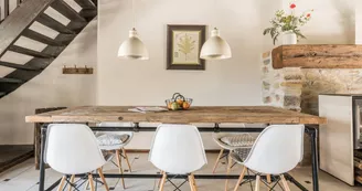 vakantiehuis-bourgogne-la-bastide-woonkamer-eettafel-industrieel-interieur-136 vakantiehuis-bourgogne-la-bastide-woonkamer-eettafel-industrieel-interieur-136