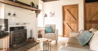 vakantiehuis-haute-vienne-la-bastide-woonkamer-sfeervolle gezellige zithoek-247 vakantiehuis-haute-vienne-la-bastide-woonkamer-sfeervolle gezellige zithoek-247