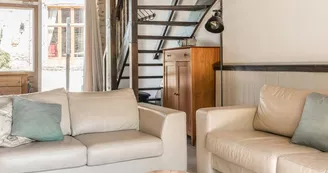 vakantiehuis-normandie-la-bastide-woonkamer-licht interieur-leren-bankstellen-64 vakantiehuis-normandie-la-bastide-woonkamer-licht interieur-leren-bankstellen-64