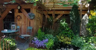 La cabane vue du jardin La cabane vue du jardin