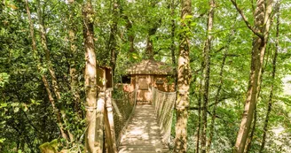 Cabane perché dans les arbres l'Orbière Laval Cabane perché dans les arbres l'Orbière Laval