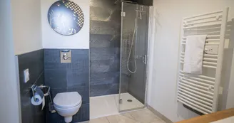 Salle de bains PMR dans un appartement 