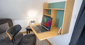Bureau dans chaque chambre avec très bon réseau wifi 