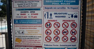 Panneau réglementaire de la piscine et horaires 