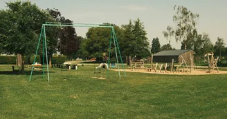 Structure de jeux dans l'enceinte du camping