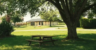 Tables disponibles à l'ombre dans l'enceinte du camping