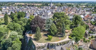 Vue aérienne du parc du Chateau de Fresnay-sur-Sarthe Vue aérienne du parc du Chateau de Fresnay-sur-Sarthe