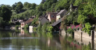 Rue du Bourgneuf et rivière Sarthe à Fresnay-sur-Sarthe Rue du Bourgneuf et rivière Sarthe à Fresnay-sur-Sarthe